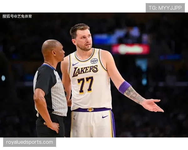 东契奇又在更衣室吃披萨了,这自律程度真不愧是NBA顶薪? 东契奇又在更衣室吃披萨了,这自律程度真不愧是NBA顶薪?